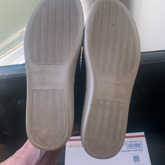 Gentle Souls by Kenneth Cole Carole Double Zip Mid Top Sneaker - Picture 6 of 7